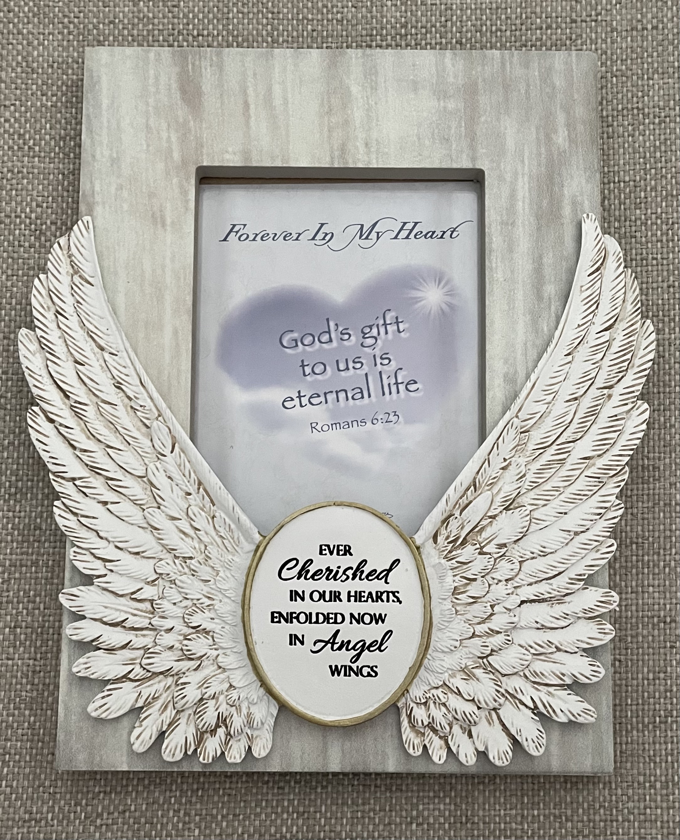 ANGEL WINGS WOOD PHOTO FRAME WITH CAST METAL WINGS IN ANTIQUE WHITE FINISH. HOLDS 4X6 PHOTO. READY TO HANG OR STAND